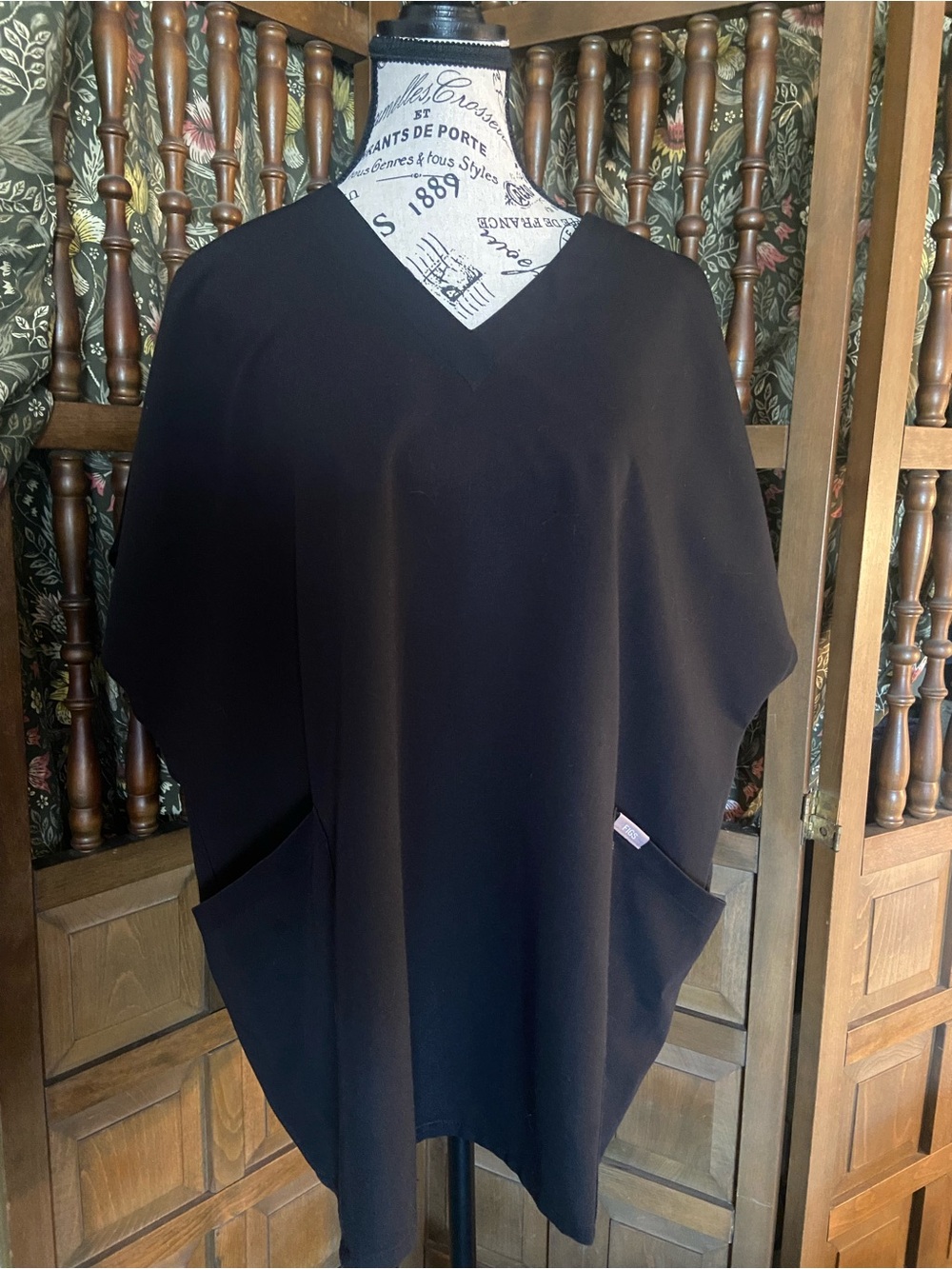 Figs Estrella Black V-Neck scrub top with Front Pockets